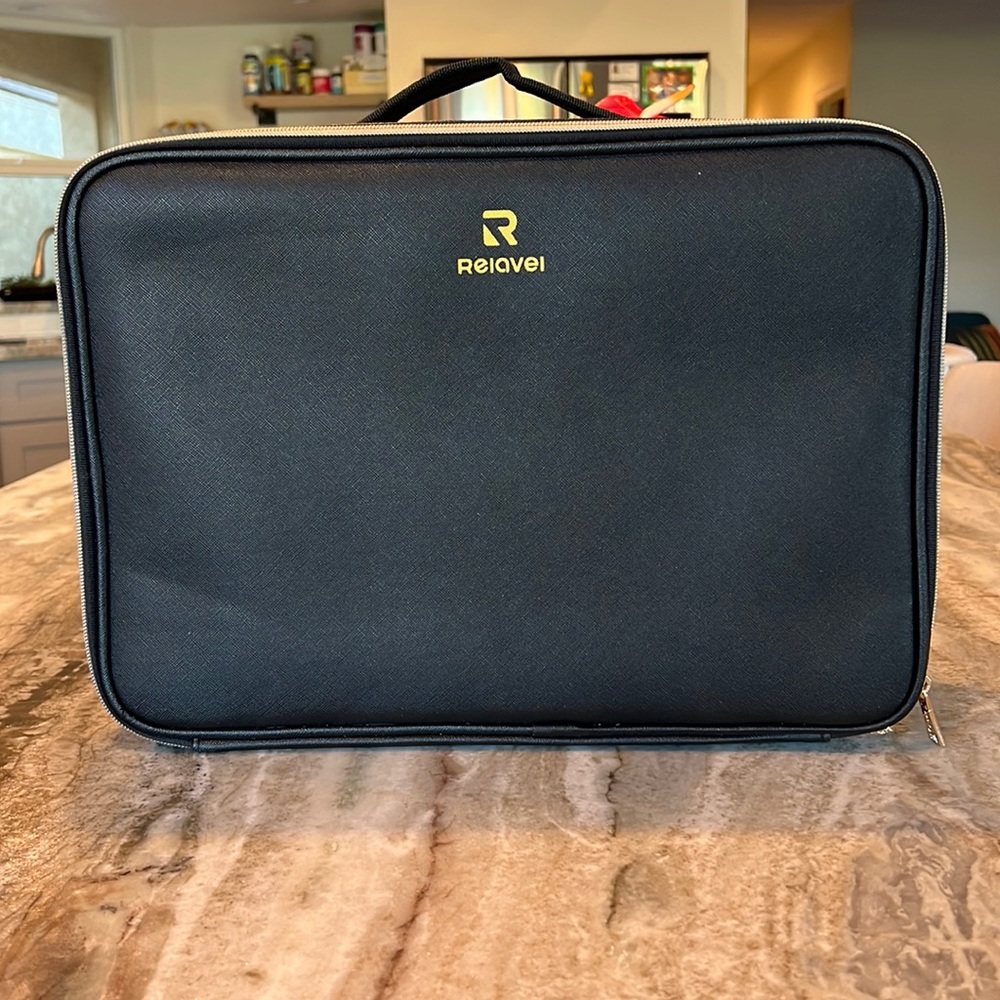 Relavel Make-up bag Black 16 inches.